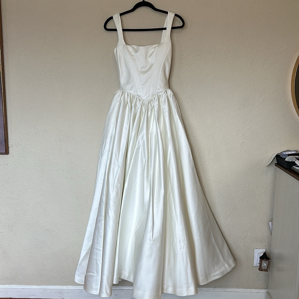 House of CB Ivory Square-Neck Ball Gown Wedding Dress - Picture 5 of 17